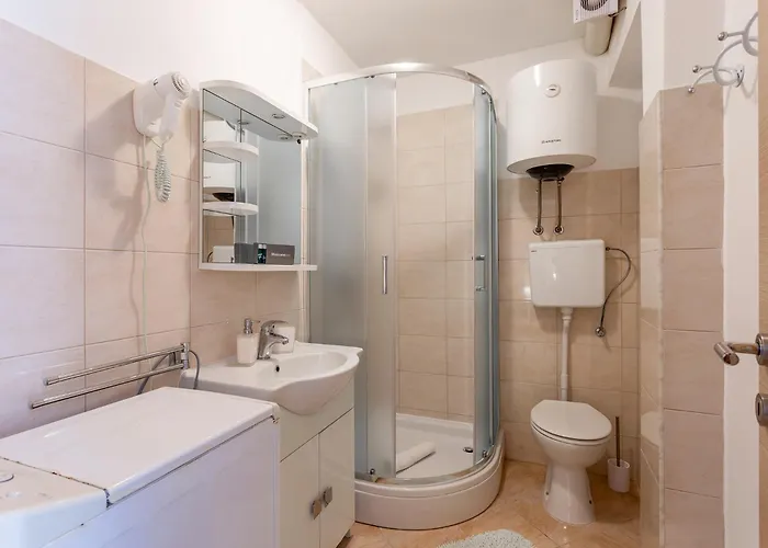 Perka Near Gæstehus Pula